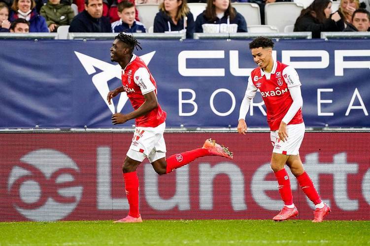 包含维拉尔客场逼平对手，保持稳定不败态势的词条